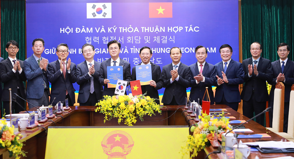 Bac Giang성과 충청남도 지도자들이 협력 협정을 체결했다