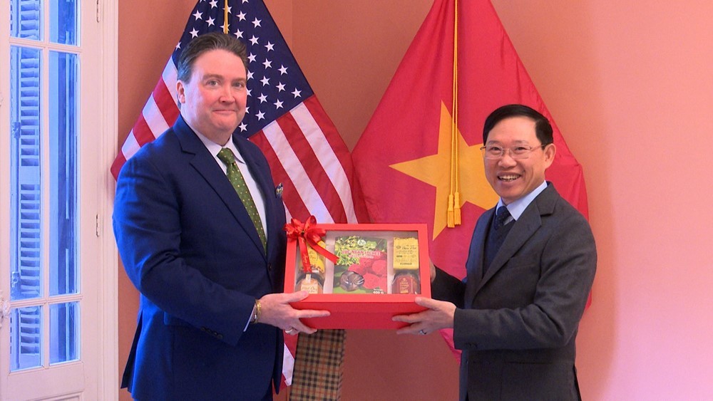 Le Anh Duong - Bac Giang성 인민위원회 주석은 미국, 일본, 한국 대사관의 설날을 축하했다