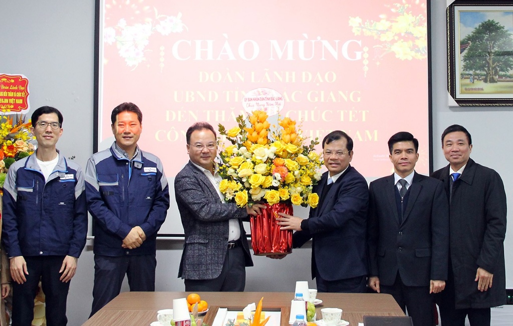Phan The Tuan - 성 인민위원회 부주석은 일부 FDI 기업들에게 설을 축하했다