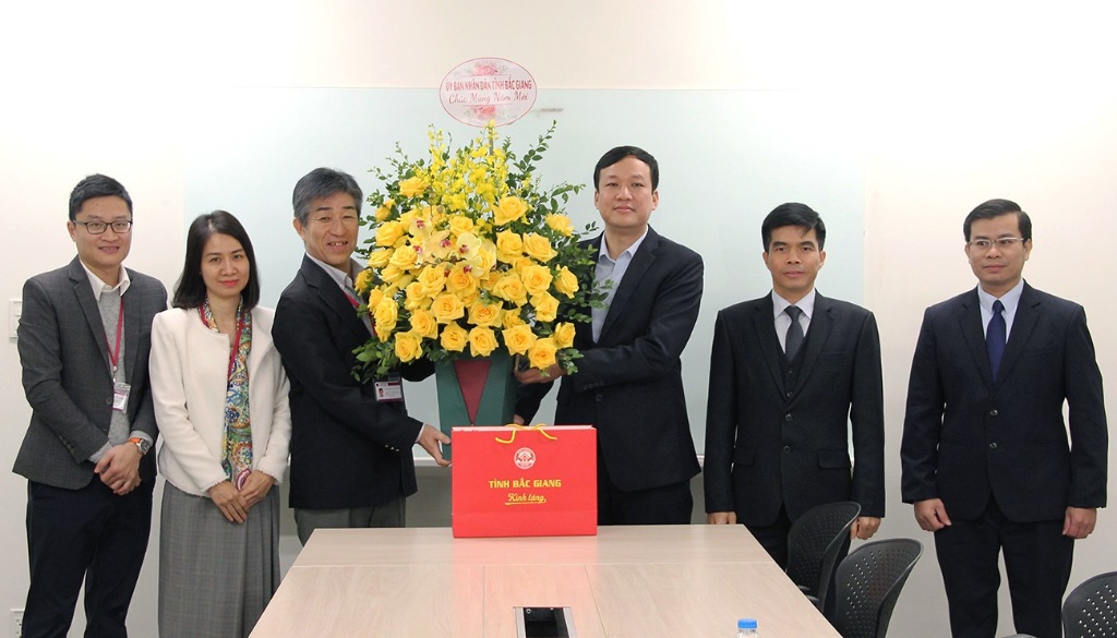 Le O Pich - 성 인민위원회 부회장은 일부 외국 자본이 있는 기업의 설을 축하했다