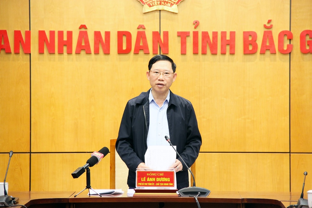 Le Anh Duong 성 인민위원회 위원장은 지방 산업 단지 관리위원회와 함께 일한다