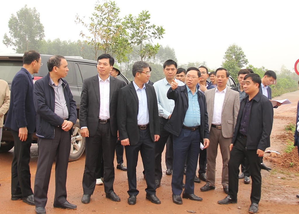 Le Anh Duong - 성 인민위원회 위원장은 교통 프로젝트의 진행 상황을 점검한다