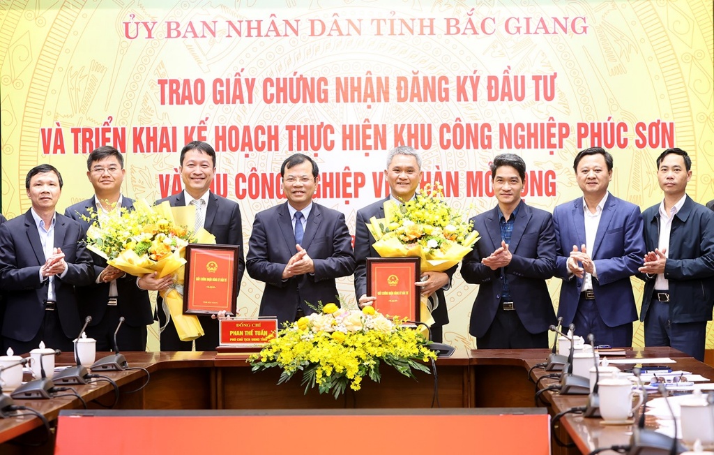 투자 증명서를 수여하고 Phuc Son 산업 단지와 확장 베트남 건설 계획을 시행한다