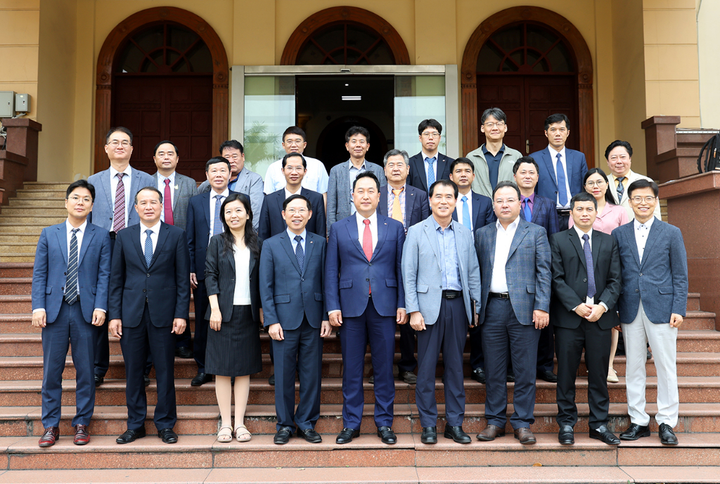 Le Anh Duong - 성 인민위원회 위원장이 베트남 한인기업협회(KOCHAM) 대표단을 접견하고 함께 일했다